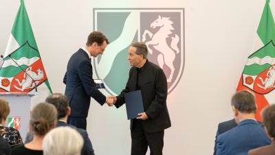Ministerpräsident Hendrik Wüst übergibt den Bundesverdienstorden an drei Persönlichkeiten aus Nordrhein-Westfalen