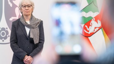 Ministerpräsident Hendrik Wüst übergibt den Bundesverdienstorden an drei Persönlichkeiten aus Nordrhein-Westfalen