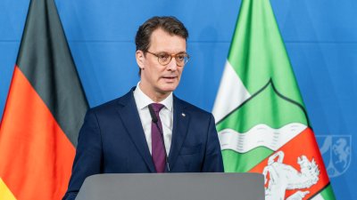 MP Wüst während seines Statements auf der Bühne