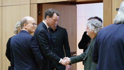 Ministerpräsident Wüst begrüßt Gäste vor dem Plenarsaal