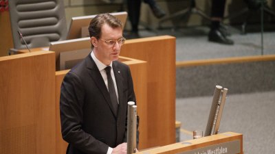 MP Wüst während seiner Rede im Plenarsaal