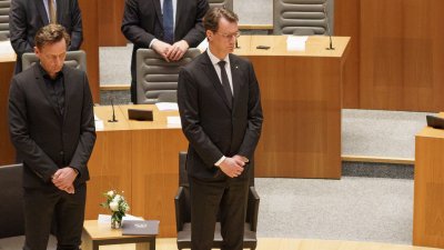 MP Wüst während der Schweigeminute