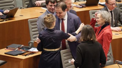 Ministerin Schäffer wird von Kabinettmitgliedern auf der Regierungsbank umarmt