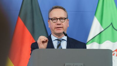 Minister Limbach am Rednerpult auf einer Bühne