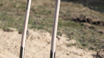 Zwei Spaten im Sand