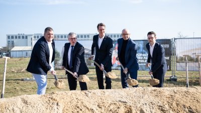 Eine Personengruppe posiert beim Spatenstich