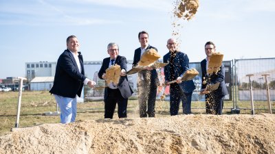 Eine Personengruppe posiert beim Spatenstich