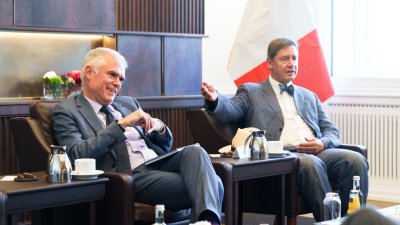 Besprechungssituation in einem festlichen Raum
