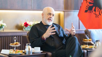 Edi Rama gestikuliert im Gespräch