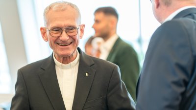 Pfarrer Franz Meurer aus Köln erhält Mevlüde-Genç-Medaille von Ministerpräsident Wüst