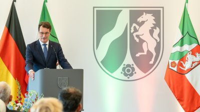 Pfarrer Franz Meurer aus Köln erhält Mevlüde-Genç-Medaille von Ministerpräsident Wüst