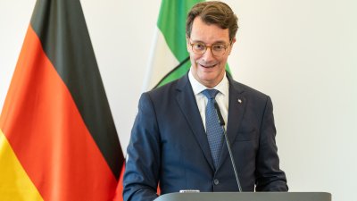 Pfarrer Franz Meurer aus Köln erhält Mevlüde-Genç-Medaille von Ministerpräsident Wüst