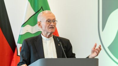 Pfarrer Franz Meurer aus Köln erhält Mevlüde-Genç-Medaille von Ministerpräsident Wüst