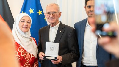 Pfarrer Franz Meurer aus Köln erhält Mevlüde-Genç-Medaille von Ministerpräsident Wüst