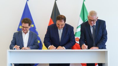 Die 3 Vertreter unterzeichnen die Erklärung