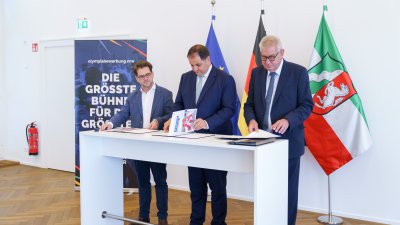 Die 3 Vertreter unterzeichnen die Erklärung