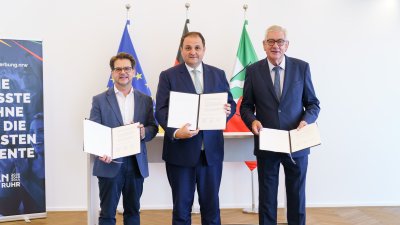 Die 3 Vertreter halten die unterzeichnete Erklärung hoch
