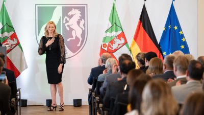 Ministerpräsident Hendrik Wüst verleiht Verdienstorden des Landes Nordrhein-Westfalen an 16 Persönlichkeiten
