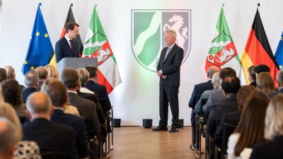 Ministerpräsident Hendrik Wüst verleiht Verdienstorden des Landes Nordrhein-Westfalen an 16 Persönlichkeiten