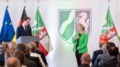 Ministerpräsident Hendrik Wüst verleiht Verdienstorden des Landes Nordrhein-Westfalen an 16 Persönlichkeiten