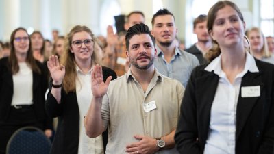 Fast 4.000 künftige Lehrerinnen und Lehrer starten landesweit in ihren Vorbereitungsdienst