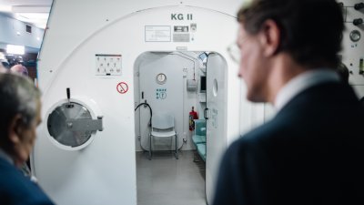 Im Rahmen der Reise besucht Ministerpräsident Wüst außerdem gemeinsam mit Vertretern des Universitätsklinikum Münster das Stanisław Sakiel Burn Treatment Center in Siemianowice Śląskie