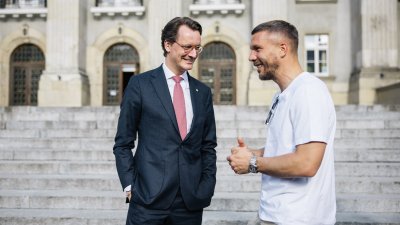 MP Wüst trifft Lukas Podolski