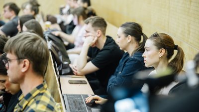 Studierende im Hörsaal hören zu