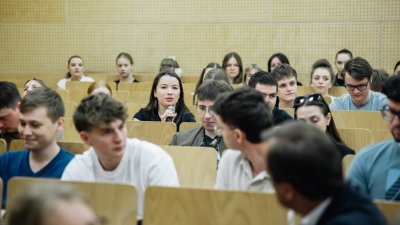 Studierende im Hörsaal diskutieren