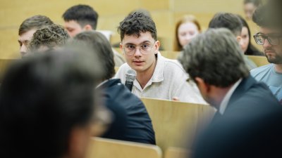 Studierende im Hörsaal diskutieren