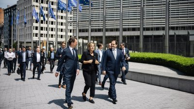 MP Wüst, Wirtschaftsministerin Neubaur und Europaminister Liminski gehen zum Berlaymont-Gebäude in Brüssel, im Hintergrund die Delegation