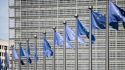EU-Flaggen vor dem Berlaymont-Gebäude in Brüssel
