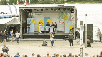Ansicht der Bühne vor einem Fluss