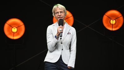 Ministerin Feller spricht auf einer Bühne