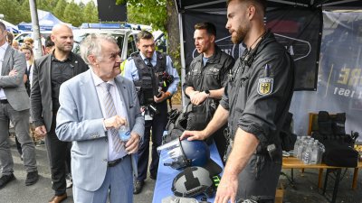 Innenminister Reul im Gespräch mit Polizeibeamten