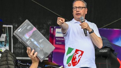 Justizminister Limbach moderiert auf einer Bühne eine Gewinnshow
