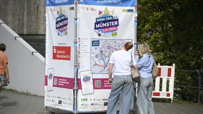 Zwei Bürgerinnen schauen sich den Lageplan der Meile an