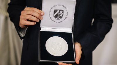 Ministerpräsident Wüst überreicht die Mevlüde-Genç-Medaille in Istanbul an İlkay Gündoğan