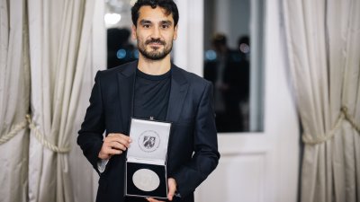Ministerpräsident Wüst überreicht die Mevlüde-Genç-Medaille in Istanbul an İlkay Gündoğan