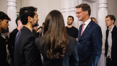 Ministerpräsident Wüst überreicht die Mevlüde-Genç-Medaille in Istanbul an İlkay Gündoğan