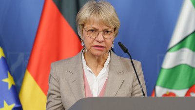 Ministerin Feller beantwortet Fragen am Rednerpult