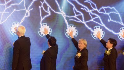 Wirtschaftsminister Garrelt Duin und Ministerpräsidentin Hannelore Kraft während einer Zeremonie in der Startup Factory in Kunshan
