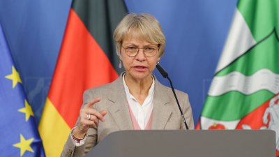 Ministerin Feller beantwortet Fragen am Rednerpult
