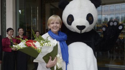 Ministerpräsidentin Hannelore Kraft wird in Chengdu vor dem Hotel von einer Figur im Panda-Kostüm begrüßt.