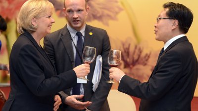 Ministerpräsidentin Kraft stößt in Chengdu mit Parteisekretär Wang Dongming (rechts) während eines Galadiners an. In der Mitte der Dolmetscher.