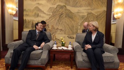 Ministerpräsidentin Hannelore Kraft im Gespräch mit dem Vize-Gouverneur LIU Yie