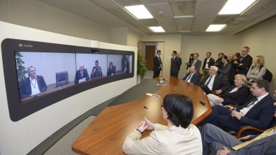 Die Delegation nimmt an einer Bildschirmtelefonkonferenz zu Präsentationszwecken teil
