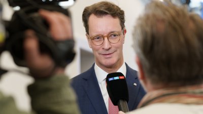 Ministerpräsident Hendrik Wüst gibt ein Pressestatement