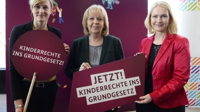Schilder werden hochgehalten mit der Aufschrift "Jetzt! Kinderrechte ins Grundgesetz"