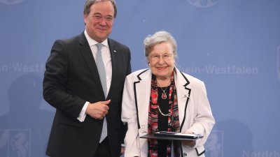 Ministerpräsident Armin Laschet zeichnet 19 Bürgerinnen und Bürger mit dem Landesverdienstorden aus